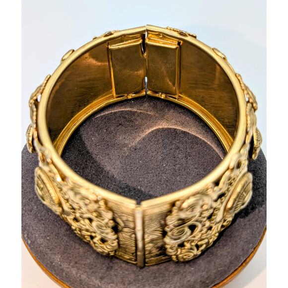 Vintage Victorian Revival Repousse Hinged Gold Tone Estate Bangle - Picture 5 of 5